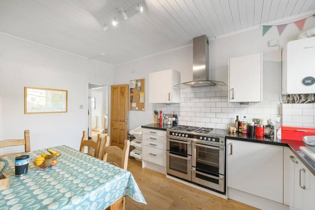 Manacles - Spacious Flat Near Beach With Sea Views & Parking 法尔茅斯 外观 照片