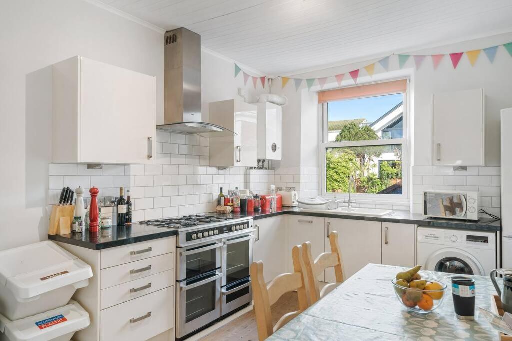 Manacles - Spacious Flat Near Beach With Sea Views & Parking 法尔茅斯 外观 照片